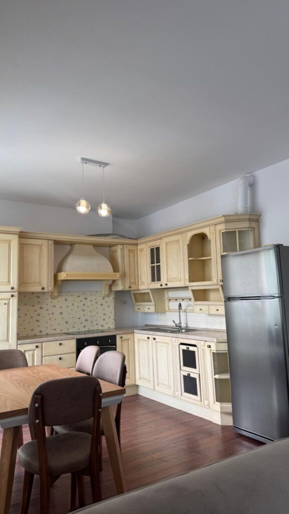 apartament komuna parisit