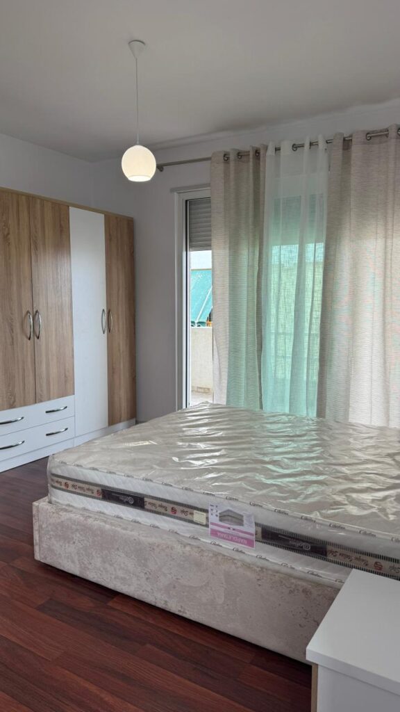 komuna parisit apartament